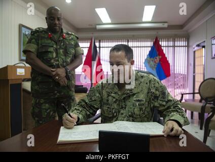 PORT OF SPAIN, Trinidad (9. August 2018) Kapitän Brian J. Diebold, Commodore von Destroyer Squadron (DESRON) 40, Zeichen ein Buch am Trinidad und Tobago Defence Force Headquarters während der südlichen Partnerschaft Station 2018 anmelden. Südliche Partnerschaft Station ist eine US Southern Command - gefördert und U.S. Naval Forces Southern Command/USA Flotte - durchgeführte jährliche Bereitstellung konzentrierte sich auf Experten Austausch und Aufbau von Kapazitäten in einer Vielzahl von Disziplinen einschließlich der Medizin-, Bau- und Tauchen in der Karibik, Mittel- und Südamerika. Stockfoto