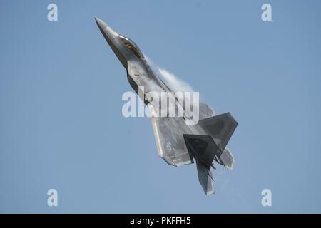 Ein US Air Force F-22 Raptor zu Joint Base Langley-Eustis, Virginia zugeordnet, fliegt über Offutt Air Force Base, Ne., 9. August 2018. Die Düsen wurden für die F-22 Raptor Demonstration Team geflogen auf der Offutt Air und Space Open House durchzuführen. Stockfoto