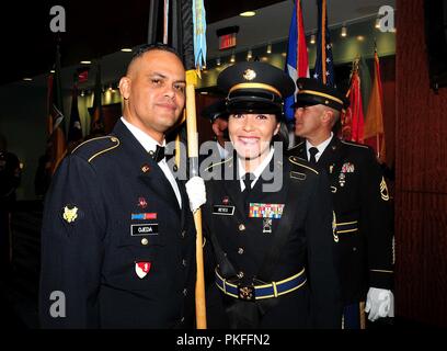 Der Puerto Rico National Guard feierte seinen jährlichen nationalen Schutz Ball Veranstaltung in der Dr. Pedro Rosselló Gonzalez Convention Center in San Juan, Puerto Rico, 12.08.11. Dies ist die formale Main Event, wo alle Mitglieder der PRNG, Ehegatten und besondere Gäste, die zahlreichen Leistungen und Errungenschaften der Institution im vergangenen Jahr zu feiern. Die protokollarischen Teil der Veranstaltung wurde von der Adjutant General von Puerto Rico, Brig geführt. Gen. Isabelo Rivera, und seine Mitarbeiter. Der Gastredner für die diesjährige Veranstaltung wurde Puerto Ricos Sekretär des Gerichtshofs, Frau Wanda Vázquez. Sie sprach über das brav Stockfoto