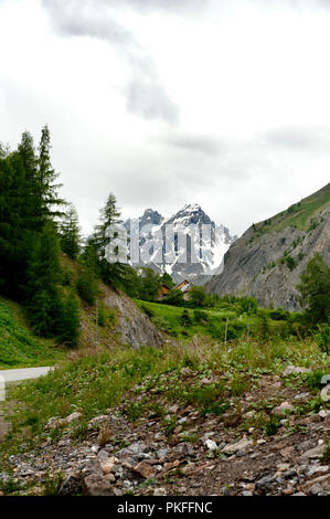 Impressionen von der Französischen Alpen vom Beginn der Col du Galibier Mountain Pass in Valloire, im Département Savoie (Frankreich, 14.06.2010) Stockfoto