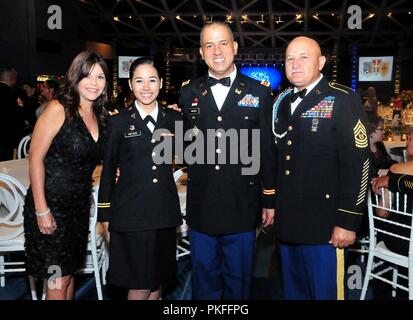 Der Puerto Rico National Guard feierte seinen jährlichen nationalen Schutz Ball Veranstaltung in der Dr. Pedro Rosselló Gonzalez Convention Center in San Juan, Puerto Rico, 12.08.11. Dies ist die formale Main Event, wo alle Mitglieder der PRNG, Ehegatten und besondere Gäste, die zahlreichen Leistungen und Errungenschaften der Institution im vergangenen Jahr zu feiern. Die protokollarischen Teil der Veranstaltung wurde von der Adjutant General von Puerto Rico, Brig geführt. Gen. Isabelo Rivera, und seine Mitarbeiter. Der Gastredner für die diesjährige Veranstaltung wurde Puerto Ricos Sekretär des Gerichtshofs, Frau Wanda Vázquez. Sie sprach über das brav Stockfoto