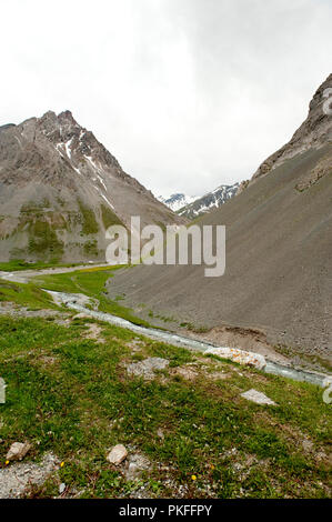 Impressionen von der Französischen Alpen vom Beginn der Col du Galibier Mountain Pass in Valloire, im Département Savoie (Frankreich, 14.06.2010) Stockfoto