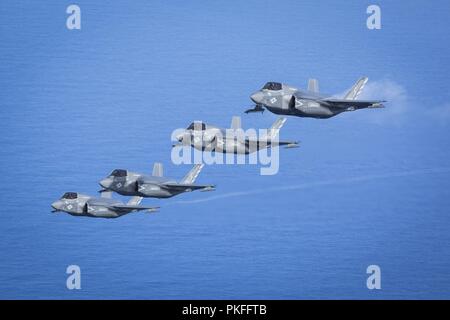 Pazifik - Vier F-35 B Blitz IIs mit Marine Fighter Attack Squadron 211, 13 Marine Expeditionary Unit (MEU), fliegen über dem Pazifischen Ozean während einer planmäßigen Einsatz der Essex Amphibious Ready Group (ARG) und die 13. MEU, Aug 1, 2018. Das Essex ARG/13 MEU Team ist ein fähiger und tödliche Navy-Marine Corps Team der 7 Bereich der Flotte im Einsatz der regionalen Stabilität zu unterstützen, Partner beruhigen und Verbündeten und einer Präsenz posierten auf jede Krise, die von der humanitären Hilfe Blindbewerbungen zu reagieren pflegen. Das Essex ARG und 13. MEU ist der fi Stockfoto