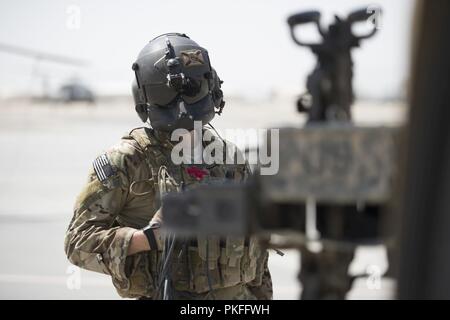 KANDAHAR AIR WING, Afghanistan (Aug. 5, 2018) Tech. Sgt. Mathew Hawkins, Zug, Beraten und Unterstützen Command-Air Crew Chief Advisor prüft die UH-60 während einer Inspektion vor Abflug August 5, 2018, Kandahar Air Wing, Afghanistan. Hawkins lehrt, daß die besondere Sendung der Mission Qualifizierung Ausbildung. Stockfoto