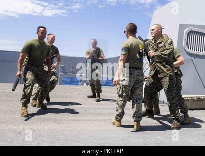 Pazifik (28. Juli 2018) Marines zugeordnet. bis 13 Marine Expeditionary Unit (MEU) Durchführung von riot control Training auf dem Vorschiff von San Antonio - Klasse amphibious Transport dock USS Anchorage LPD (23), die während einer planmäßigen Einsatz von Essex Amphibious Ready Group (ARG) und 13 MEU. Das Essex ARG/MEU Team ist eine starke und flexible Kraft ausgestattet und skalierbar auf jede Krise, die von der humanitären Hilfe und Katastrophenhilfe zu Blindbewerbungen zu reagieren. Stockfoto