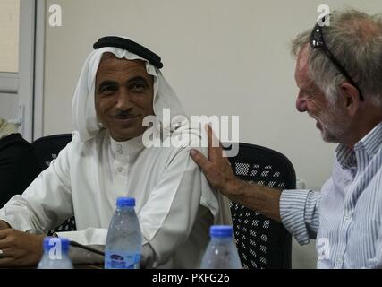 Larry Bartlett, Senior Advisor für die syrische Übergangshilfe Response Team, trifft sich mit Sheik Farouk al-Mashi, Co - Vorsitzender des Zivilen Verwaltung von Manbij, die Stabilität der Stadt in Manbij, Syrien, 9. August 2018 zu diskutieren. Die CAM ist die Arbeit der Stadt Manbij in einer Bemühung, die Fläche in einen Zustand der Normalität zurückzukehren, wieder aufzubauen. Stockfoto