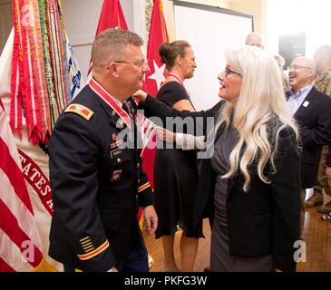 Oberst Richard Pannell, ehemaliger US-Armee Korps der Ingenieure - Mississippi Valley Abteilung stellvertretender Kommandant, erhält Abschied Wünsche von Dr. Norma J. Mattei, Mississippi River Mitglied der Kommission, nach der Pannell Ruhestand Zeremonie an der B.B. Club in Vicksburg, Mississippi, Aug 9, 2018. Pannell, der auch als das MRC-Sekretär serviert, mit mehr als 30 Jahren engagierter Wehrdienst ausgemustert. Stockfoto