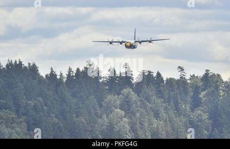 U.S. Navy Flight Demonstration Squadron, die Blue Angels, C-130 Transportflugzeuge, liebevoll genannt "Fat Albert", führt der flachen Pass über den Lake Washington während Seafair Festival 2018. Der Blaue Engel sind geplant mehr als 60 Demonstrationen an mehr als 30 Standorten in den USA und Kanada im Jahr 2018 durchzuführen. Stockfoto