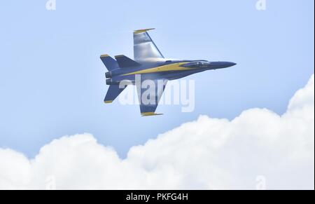 Leutnant Tyler Davies, der Lead Solo für die US-Navy Flight Demonstration Squadron, die Blue Angels, verlässt den show-Zentrum nach einem Manöver über den Lake Washington während Seafair Festival 2018. Der Blaue Engel sind geplant mehr als 60 Demonstrationen an mehr als 30 Standorten in den USA und Kanada im Jahr 2018 durchzuführen. Stockfoto