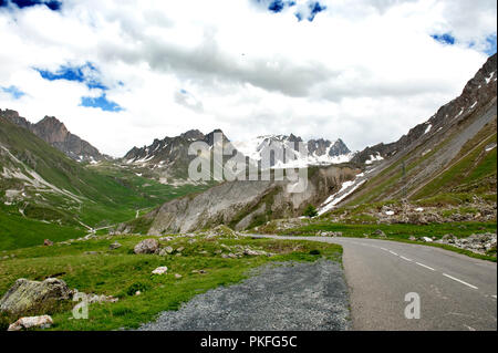 Impressionen von der Französischen Alpen vom Beginn der Col du Galibier Mountain Pass in Valloire, im Département Savoie (Frankreich, 14.06.2010) Stockfoto