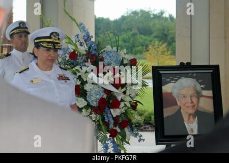 MIMS, Fla (Aug. 10, 2018) Hintere Adm. Tina Davidson, Direktor der Navy Nurse Corps und Marine Medizin Bildung, Ausbildung & Logistik Befehl, bietet Worte des Mitgefühls und der Dankbarkeit für die Wegweisenden Karriere des Verstorbenen während der militärischen Beerdigung Ehren für hinteren Adm. Alene Duerk in Cape Canaveral National Cemetery, 10.08.2018. Familie, Freunde und Kollegen in Cape Canaveral National Friedhof versammelt letzte Ehre zu Duerk, erste Frau Flagge Offizier der Marine zu bezahlen. Duerk war ein fähnrich in der Navy Nurse Corps 1943 ernannt und ging zum Direktor der Navy Nurse Corps geworden Stockfoto