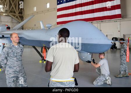 Kaplan Matthäus, 432Nd Kotflügel/432nd Air Expeditionary Wing Kaplan, spricht mit älteren Flieger Devin, 432Nd Aircraft Maintenance Squadron Avionik Fachmann für den Arbeitsplatz August 10, 2018, Creech Air Force Base, Nev Matthäus seine 25-jährige Karriere in der US-Armee begann als Infanterist. Über die Jahre hat er Karriere mehrfach geändert, bevor Sie ein US Air Force Kaplan. Stockfoto
