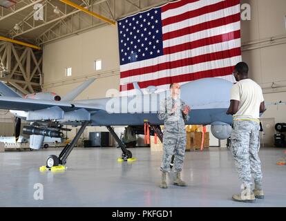 Kaplan Matthäus, 432Nd Kotflügel/432nd Air Expeditionary Wing Kaplan, spricht mit älteren Flieger Devin, 432Nd Aircraft Maintenance Squadron Avionik Fachmann für den Arbeitsplatz August 10, 2018, Creech Air Force Base, Nev Matthäus 22 Jahre in der US-Armee als Infanterist, Ehre der Scots Guards, und Apache Helikopter Pilot vor dem Werden ein US Air Force Kaplan verbracht. Er nutzt jetzt seine Kampf Erfahrung weiter helfen, Bekämpfung der Flieger. Stockfoto
