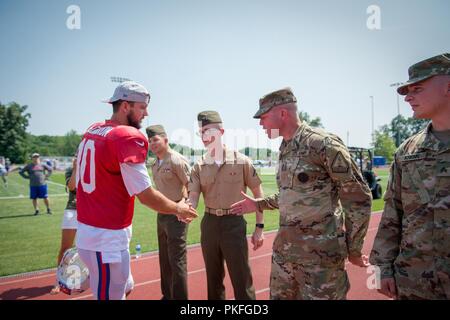 Lance Cpl. Thomas Braun, zu Charlie Company, 1.Bataillon, 25 Marine Regiment, Buffalo, N.Y., schüttelt Hände mit Buffalo Bills Quarterback AJ McCarron, während Staff Sgt. Benjamin Stilson, New York National Guard Recruiting und Retention Bataillon, Watervliet, N.Y. zugewiesen ist, zeigt die Begeisterung der Quarterback sowie zu treffen, während der Buffalo Bills" Trainingslager in St. John Fisher College, Rochester, N.Y., Aug 5, 2018. Mitglieder der militärischen Einheiten aus West New York, wurden vom Team in der NFL militärische Anerkennung Woche teilzunehmen. Stockfoto