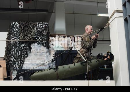 Staff Sgt. Sean Hopper, 320 Spezielle Taktiken Squadron pararescueman, bereitet eine Demonstration der Tham Luang Höhle retten mit einem gewichteten Trainingspuppe, 10.08.2018, bei Kadena Air Base, Japan. Während der Rettungs-, Mitglieder von Team Kadena durchgeführt werden die Kinder von einer Kammer und tauchte mit Ihnen von der dritten Kammer in die zweite Kammer, wo sie sich an das australische Team Mitglieder, die Sie dann an den Thai Team Mitglieder übergeben übergeben wurden. Stockfoto