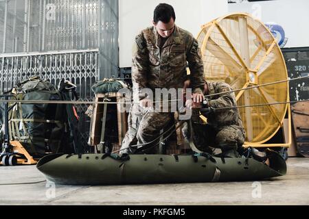 Tech. Sgt. Kenneth O'Brien und Staff Sgt. Michael Galindo, 320 Spezielle Taktiken Squadron pararescuemen, Senken und einer trainingspuppe an einem Seil System lösen, 12.08.20, 2018, bei Kadena Air Base, Japan. Nach 17 Tagen der gefangen gehalten wird, eine internationale Rescue Team war in der Lage, erfolgreich ein Ende der fast 3-wöchigen Rettung bringen. Stockfoto