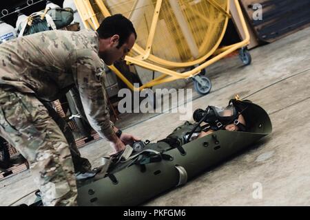 Staff Sgt. Michael Galindo, 320 Spezielle Taktiken Squadron pararescueman, zeigt die Versorgung der Patienten während des Transportes von 12 Jungen Fußball Spieler und ihre Trainer aus einer Hoehle in Thailand, 10.08.2018, beim Kadena Air Base, Japan. Nach 17 Tagen der gefangen gehalten wird, eine internationale Rescue Team war in der Lage, erfolgreich ein Ende der fast 3-wöchigen Rettung bringen. Stockfoto