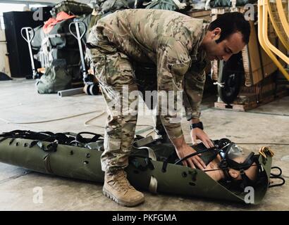 Staff Sgt. Michael Galindo, 320 Spezielle Taktiken Squadron pararescueman, zeigt die Versorgung der Patienten während des Transportes von 12 Jungen Fußball Spieler und ihre Trainer aus einer Hoehle in Thailand, 10.08.2018, beim Kadena Air Base, Japan. Ein Such- und Rettungskräfte waren der Tham Luang Höhle im Norden von Thailand auf Wunsch der thailändischen Regierung in die Rettung von vermissten Thai Fussball Spieler und ihre Trainer zu unterstützen. Stockfoto