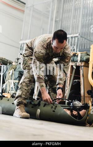 Staff Sgt. Michael Galindo, 320 Spezielle Taktiken Squadron pararescueman, überprüft die Tauchausrüstung zu einer trainingspuppe während einer Rettung Taktiken Demonstration angeschlossen, 10.08.2018, bei Kadena Air Base, Japan. Dutzende von US-Militärpersonal, einschließlich Pararescue Flieger in Okinawa, waren Teil einer multinationalen Bemühung, dass 12 junge Fußballer und ihrer Trainer aus einer Hoehle in Thailand gesichert. Stockfoto