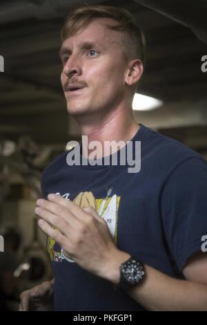 Pazifik - US Navy Petty Officer 3. Klasse Justin Krämer, ein Hospital corpsman mit dem Befehl Element, 13 Marine Expeditionary Unit (MEU), Werke, die an der Turnhalle während einer planmäßigen Einsatz der Essex Amphibious Ready Group (ARG) und die 13. MEU, 26. Juli 2018. Das Essex ARG/MEU Team ist eine starke, flexiblen, reaktionsschnellen und gleichbleibende Kraft in der Lage, Manöver Kriegsführung in allen Domänen; es ist ausgestattet und skalierbar auf jede Krise von der humanitären Hilfe und Katastrophenhilfe zu Blindbewerbungen zu reagieren. (U. Us Marine Corps Stockfoto