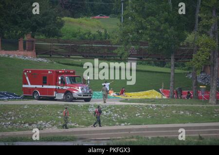 COLUMBUS, Ga (Aug. 23, 2018) - Auf der Phenix City, Alabama, Seite des Chattahoochee River, not Personal haben eine Triage Station für die Überlebenden eines fiktiven Flut set, verschiedene Farben verschiedene Tarps, schwere der Verletzung. Militärisches und ziviles Personal aus Lateinamerika als Teil der westlichen Hemisphäre Institut für Zusammenarbeit im Bereich der Sicherheit Kurs arbeitete eng mit lokalen Rettungskräfte aus Fort Benning und Columbus, Georgia und Phenix City, Alabama, zur Rettung von Überlebenden eines fiktiven Flut, die auf den Inseln der Chattahoochee River in Columbus eine gestrandet waren Stockfoto