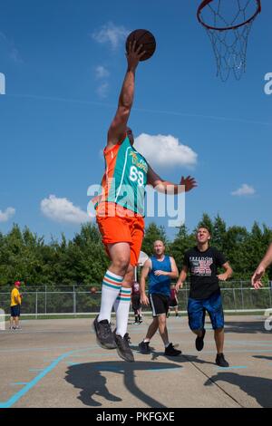 Us-Luftwaffe Kapitän Rob Compton, ein Budget Offizier der 181St Intelligenz Flügel zugeordnet, springt für ein layup während ein Basketball Spiel an den Hulman Feld Air National Guard Base, Ind., Aug 4, 2018. Compton war einer von vielen 181St IW Flieger, die in drei - an - drei Basketball Turnier im August die betriebliche Ausbildung Montage konkurrierten. Stockfoto