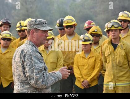 Air Force General Joseph Lengyel, Chief, National Guard Bureau, Adressen National Guard Truppen unterstützen cal Feuer mit Feuer bekämpfen Bemühungen in der Mendocino komplizierte Feuer, Sacramento, Kalifornien, Aug 7, 2018. Stockfoto