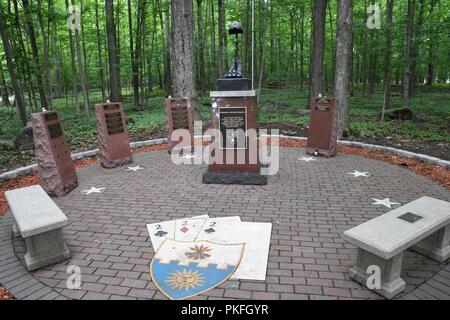 Die 2-22 Infanterie Denkmal am Fort Drum Memorial Park ehrt Soldaten des zweiten Bataillon, 22 Infanterie Regiment, 1st Brigade Combat Team, der starb, während die Operationen im Irak und in Afghanistan. Es wurde von Vietnam Veteranen vom 2 Bataillon (mechanisiert) gespendet, 22 Infanterie Regiment (die Vietnam Triple Deuce). Mitglieder der Gemeinschaft die Teilnahme an der Eröffnungs-Denkmal Denkmal laufen auf Sept. 29 werden die Möglichkeit haben, alle Standorte, die im Memorial Park zu sehen. ( Stockfoto