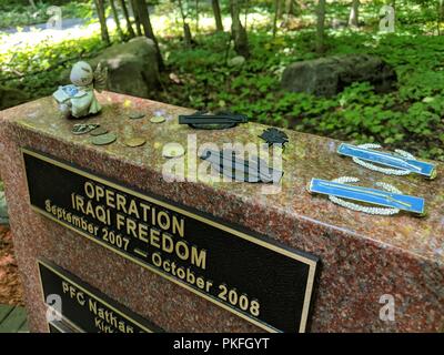 Die 2-22 Infanterie Denkmal ehrt Soldaten des zweiten Bataillon, 22 Infanterie Regiment, 1st Brigade Combat Team, der starb, während die Operationen im Irak und in Afghanistan. Es wurde von Vietnam Veteranen vom 2 Bataillon (mechanisiert) gespendet, 22 Infanterie Regiment (die Vietnam Triple Deuce). Plaketten auf vier Marmorsäulen Liste der Operationen und 2-22 Soldaten aus 2003 bis 2013. Auf diese Säulen, die Besucher haben Engel Figuren, Münzen und Zweig Insignia. Mitglieder der Gemeinschaft die Teilnahme an der Eröffnungs-Denkmal Denkmal laufen auf Sept. 29 werden die Möglichkeit haben, alle Standorte anzeigen Stockfoto