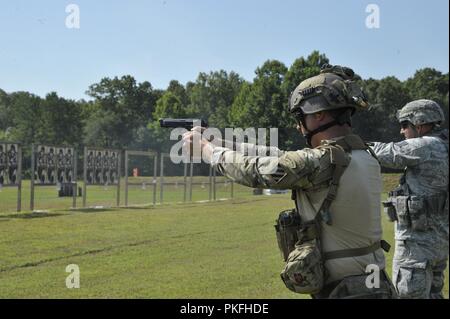 Staff Sgt. Chris Langston, mit der Georgia Army National Guard, und Tech. Sgt. Kenvyn Lewis, mit der Südcarolina Air National Guard, nahmen an der 2018 Treffsicherheit Beirat Region drei Meisterschaft in Tullahoma, Tennessee, 28. Juli 2018 statt. MAC III besteht aus Armee und Air National Guard Mitglieder aus Alabama, Florida, Georgia, Kentucky, North Carolina, North Carolina, Puerto Rico, South Carolina, Tennessee und Virgin Islands. Das ist eine jährliche Veranstaltung bekämpfen Treffsicherheit und Ausbildung zu fördern, und es waren 48 Konkurrenten, die sechs der zehn Staaten in diesem Jahr. Stockfoto