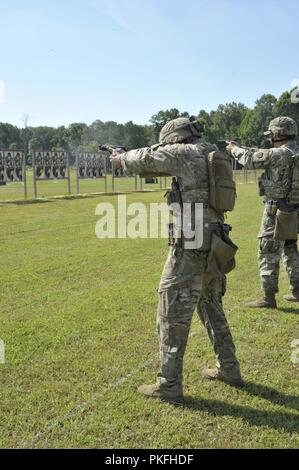 Sgt. Ryan Machan, mit der Georgia Army National Guard, war der gesamte Champion-Novice Klassifizierung auf die 2018 Treffsicherheit Beirat Region drei Meisterschaft erklärt gehalten an der VTS in Tullahoma, Tennessee, 28. Juli 2018. MAC III besteht aus Armee und Air National Guard Mitglieder aus Alabama, Florida, Georgia, Kentucky, North Carolina, North Carolina, Puerto Rico, South Carolina, Tennessee und Virgin Islands. Das ist eine jährliche Veranstaltung bekämpfen Treffsicherheit und Ausbildung zu fördern, und es waren 48 Konkurrenten, die sechs der zehn Staaten in diesem Jahr. Stockfoto