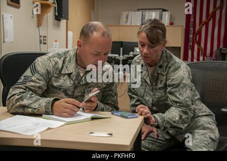 Chief Master Sgt. Jason Farnsworth, loslösung ein Betriebsleiter und Oberstleutnant Beth Boschee, bereitgestellt Commander, sowohl auf der Nevada Air National Guard planen, Münze und Ehre besondere Mitglieder Madigan Army Medical Center Aug 9, 2018 vergeben die 152 medizinische Gruppe zugeordnet. Flieger von die 152 medizinische Gruppe hat ihre jährliche Ausbildung bei Madigan Army Medical Center, wo Sie in aktive Vorgänge integriert waren und die ein echtes Training on the Job. Stockfoto