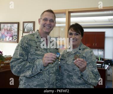 Oberst Robert S. McCoy, der Kommandant der 62. Medizinische Squadron an Madigan Army Medical Center und Oberstleutnant Dr. Catherine C. Kanwetz, stellvertretender Kommandeur, die 152 medizinische Gruppe am Nevada Air National Guard zugewiesen haben alle anderen Münzen August 9, 2018. Der Flieger aus Die 152 medizinische Gruppe hat ihre jährliche Ausbildung bei Madigan Army Medical Center von Juli 29. bis 12.08.11. Stockfoto