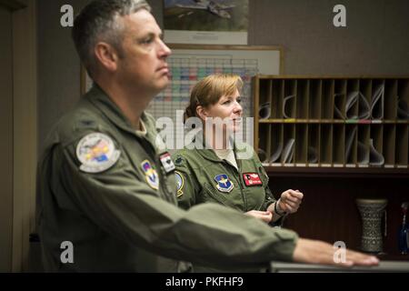 Oberstleutnant Dierdre Gurry, Commander, 8 Flugausbildung Squadron, Schriftsatz Col. Corey Simmons, Commander, 71st Flying Training Wing, auf die Prozesse in den spezialisierten Undergraduate Pilot Training (Supp.) Kurz nach dem Colonel Simmons das Kommando, Vance Air Force Base, Okla. verwendet, 31. Juli 2018. Colonel Simmons auch erhalten Informationen über bevorstehende Änderungen zu. Supp. Stockfoto