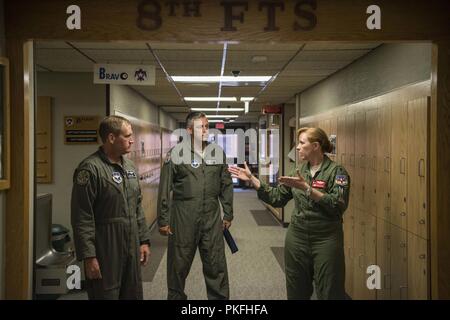 Oberstleutnant Dierdre Gurry, Commander, 8 Flugausbildung Squadron, Schriftsatz Col. Corey Simmons, Commander, 71st Flying Training Wing und Oberst Bob Haas, Commander, 71st Operations, auf die Prozesse in den spezialisierten Undergraduate Pilot Training (Supp.) Kurz nach dem Colonel Simmons das Kommando, Vance Air Force Base, Okla. verwendet, 31. Juli 2018. Colonel Simmons und Oberst Haas auch erhalten Informationen über bevorstehende Änderungen zu. Supp. Stockfoto