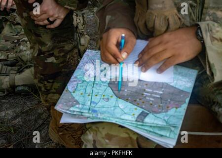 Führer der Alpha Truppe, 6 Squadron, 8th Cavalry Regiment, 2. gepanzerte Brigade Combat Team, doppelt überprüft Ihre Soldaten geplottete Punkte vor Beginn der Land navigation Kurs, 9. August, am Fort Stewart, Ga. Stockfoto