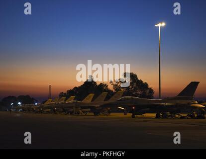 Us Air Force F-16 Fighting Falcons aus Kunsan Air Base, der Republik Korea, sind auf der Flucht line während der Übung Pitch Black 2018 Royal Australian Air Force Base Darwin, Australien, Nov. 9, 2018 geparkt. Diese Schulung konzentriert sich auf die Ausübung internationalen Kräfte in der Planung und Durchführung von groß angelegten Offensive, Luft und Land arbeiten in einer Koalition Umwelt gegen einen fähigen Gegner erzwingen. Stockfoto