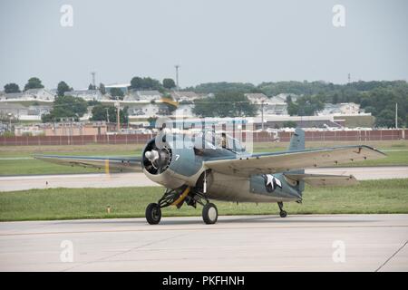 Greg Shelton bereitet eine FM-2 Wildcat Flugzeuge während der 2018 Verteidiger der Freiheit Air & Space Show 12.08.11, an der Offutt Air Force Base in Nebraska zu fliegen. Die Airshow gemischte Unterhaltung mit Bildung, indem er die Extreme der, was sowohl militärische als auch zivile Flugzeuge in der Lage sind. Stockfoto