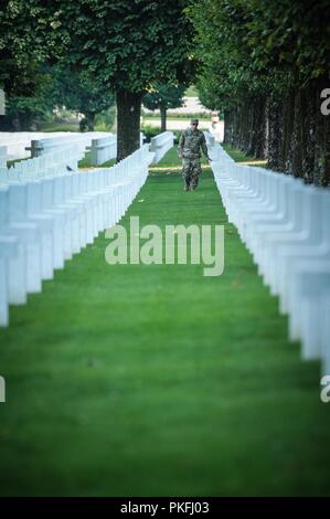 Ein Army National Guard Soldat Wanderungen durch die grabsteine an der Meuse-Argonne amerikanischen Friedhof Juli 25, 2018, in der Nähe der Romagna, Frankreich. Die meuse-argonne Friedhof ist der größte Friedhof in Europa, mit über 14.000 American Service Members begraben oder dort festgehalten. Nationalgarde Soldaten wurden in Frankreich Juli 24-31 als Teil der US-Armee Weltkrieg hundertjährigen Gedenkens. (Ohio National Guard Stockfoto