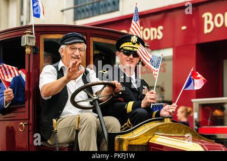 Generalmajor Andrew S. Schafer Jr. (rechts), Kommandierender General des 28.Infanterie Division, Pennsyvlania Army National Guard, Fahrten in einem Weltkrieg ära Auto während einer Parade Juli 28, 2018, in Fère-en-Tardenois, Frankreich. Nationalgarde Soldaten wurden in Frankreich Juli 24-31, Teilnahme an US-Armee Weltkrieg Centennial Gedenkfeiern. (Ohio National Guard Stockfoto