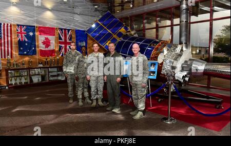 Von links nach rechts, Oberst Robert Hutt, 460Th Operationen Gruppenkommandant, Chief Master Sgt. Tamar Dennis, 460Th Space Wing command Chief, Maj. Micha Dodds, 11. Platz Warnung Squadron Director of Operations, General Tod D. Wolters, US Luft Kräfte in Europa und Afrika Commander, und Oberst Troy L. Endicott, 460Th SW Commander, für ein Gruppenfoto im Raum Infrarot System Mission Control Station lobby Buckley Air Force Base, Colorado, Aug 8, 2018 stehen. Während auf Station, Wolters erhalten einen umfassenden Überblick über die Einsatzmöglichkeiten von der 460th SW, die Globa Stockfoto