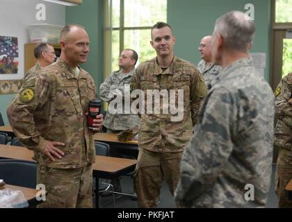 Flieger von der 265th Combat Communications Squadron (KBS) der Maine Air National Guard Zurück zur Startseite von Agadez, Niger, In-process an die 101 medizinische Gruppe, 101 Luftbetankung Flügel, Bangor, Maine, 5. August 2018. Stockfoto