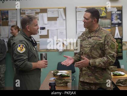 Flieger von der 265th Combat Communications Squadron (KBS) der Maine Air National Guard Zurück zur Startseite von Agadez, Niger, In-process an die 101 medizinische Gruppe, 101 Luftbetankung Flügel, Bangor, Maine, 5. August 2018. Stockfoto