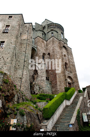 Das Heiligtum von San Michele in Monte Sant'Angelo auf der Südseite des Susa Tal in der Region Piemont (Italien, 20/06/2010) Stockfoto