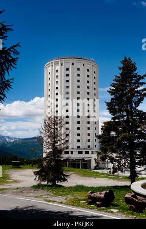 Die Posssetto Hotel Tower im Alpendorf Sestrière, 1921 erbaut als erster Reiseveranstalter Hotel (Italien, 21/06/2010) Stockfoto