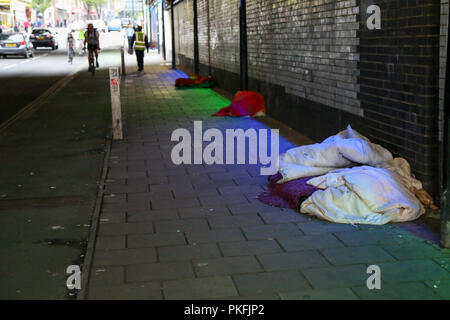 Personen schlafen auf Pflaster unter einer Brücke in Finsbury Park. Regierung hat ein £ 100 m Fonds, um Obdachlosigkeit in Englands Straßen beseitigen bis zum Jahr 2027 vorgestellt. Mit: Atmosphäre, Wo: London, Großbritannien Wann: 13 Aug 2018 Quelle: Dinendra Haria/WANN Stockfoto