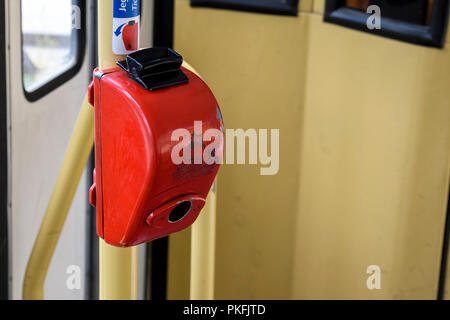 Vintage ticket Stanzmaschine Validierung auf eine Straßenbahn in Budapest, Ungarn Stockfoto