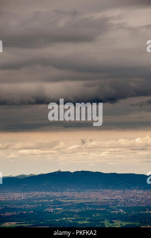 Panoramablick über die Stadt Turin vom Susa-tal in der Region Piemont (Italien, 20/06/2010) Stockfoto