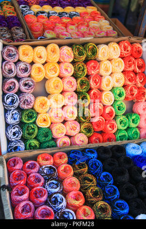 Bunte Wolle Garne auf mexikanische Marktstand Stockfoto