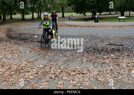 Finsbury Park im Norden von London im Herbst fallenden Blätter. Mit: Atmosphäre, Wo: London, Großbritannien Wann: 13 Aug 2018 Quelle: Dinendra Haria/WANN Stockfoto